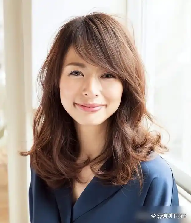优雅气质发型_女明星齐肩卷发_中年女性齐肩卷发