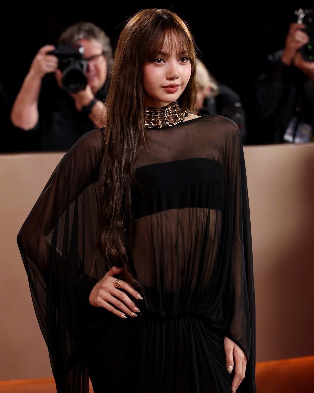 女明星黑色礼服_男明星红毯穿搭_金球奖红毯造型