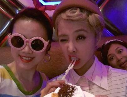 直击明星生日趴奢靡场面:大小S制服秀色诱老公