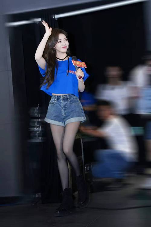 邓家佳红毯丝袜崩线从容扯掉 娱乐圈丝袜事故反成带货名场面