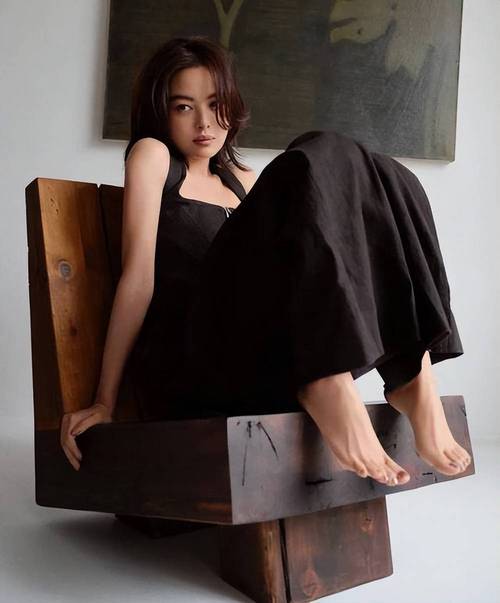 女明星的脚照，到底是艺术表达还是过度关注？