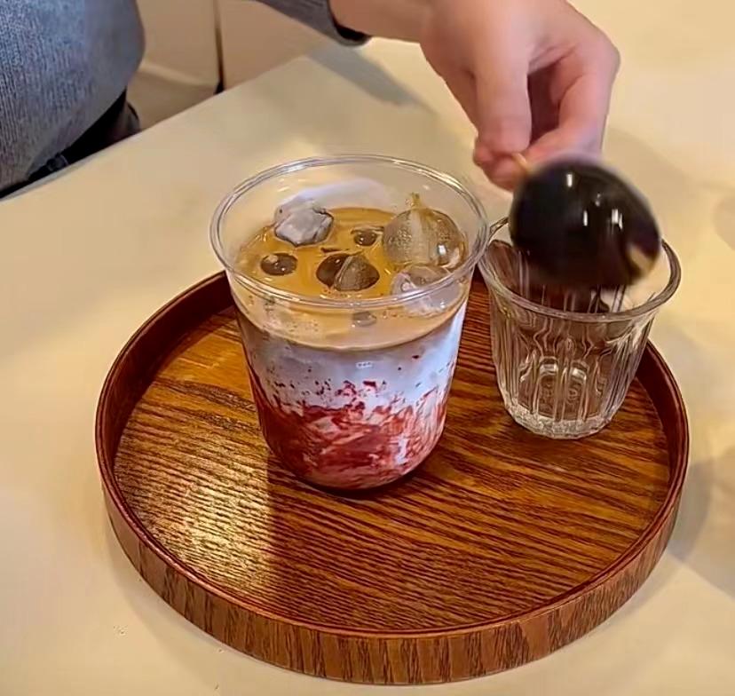 章鱼拿铁_皮蛋咖啡_吃网红黑暗料理的人是谁呀,