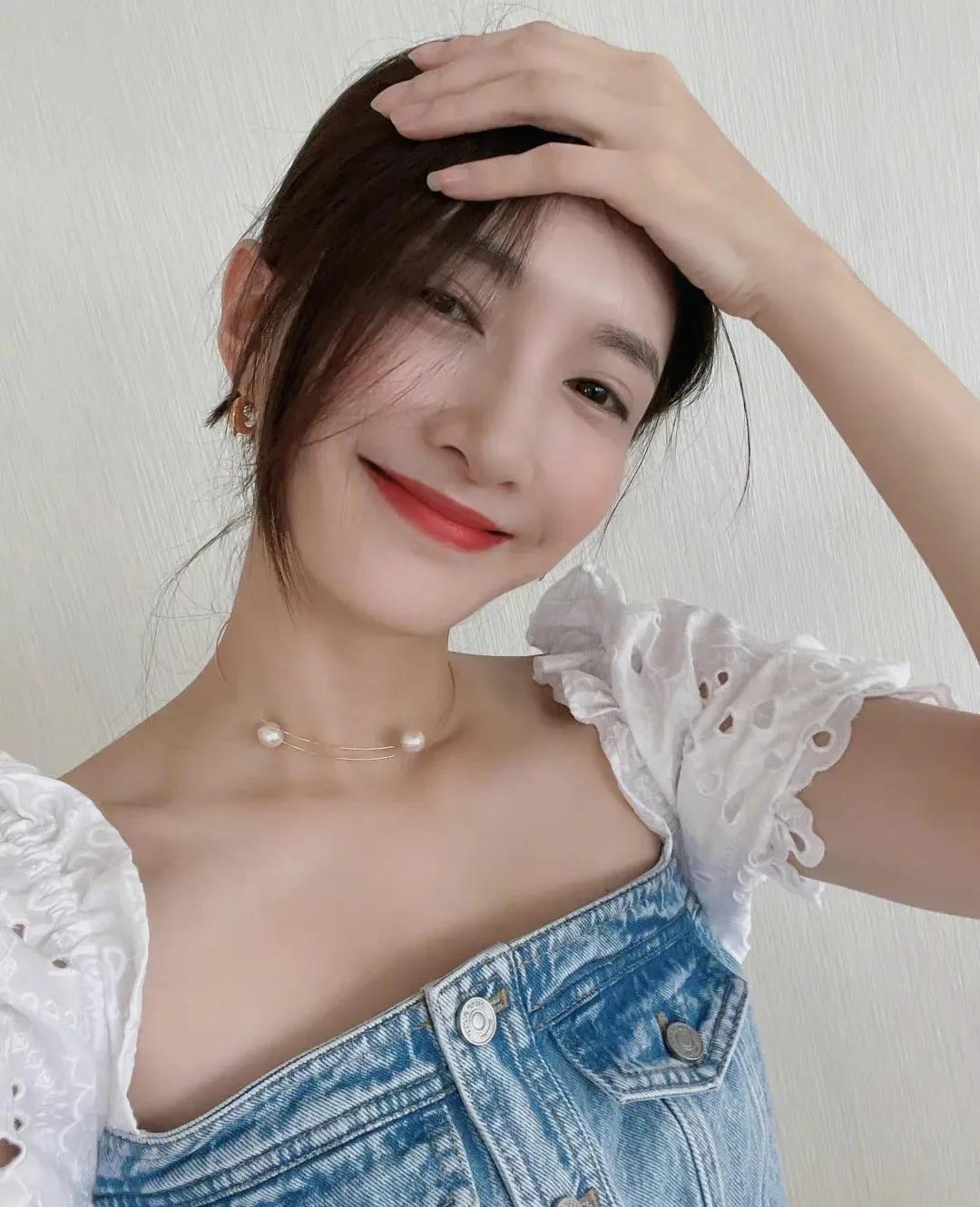 女明星戴耳环图片_江疏影佩戴万宝项链_江疏影素颜珠宝搭配